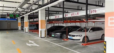 ما هو أسلوب اللعب في لعبة Puzzle Parking؟